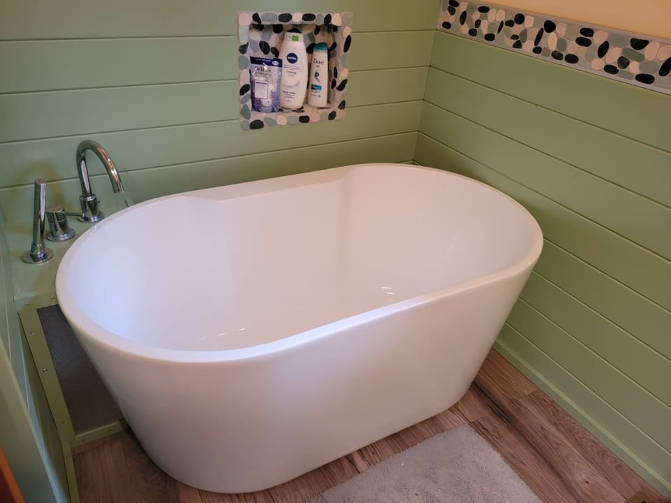 soaking tub now has a shower head and curtain 