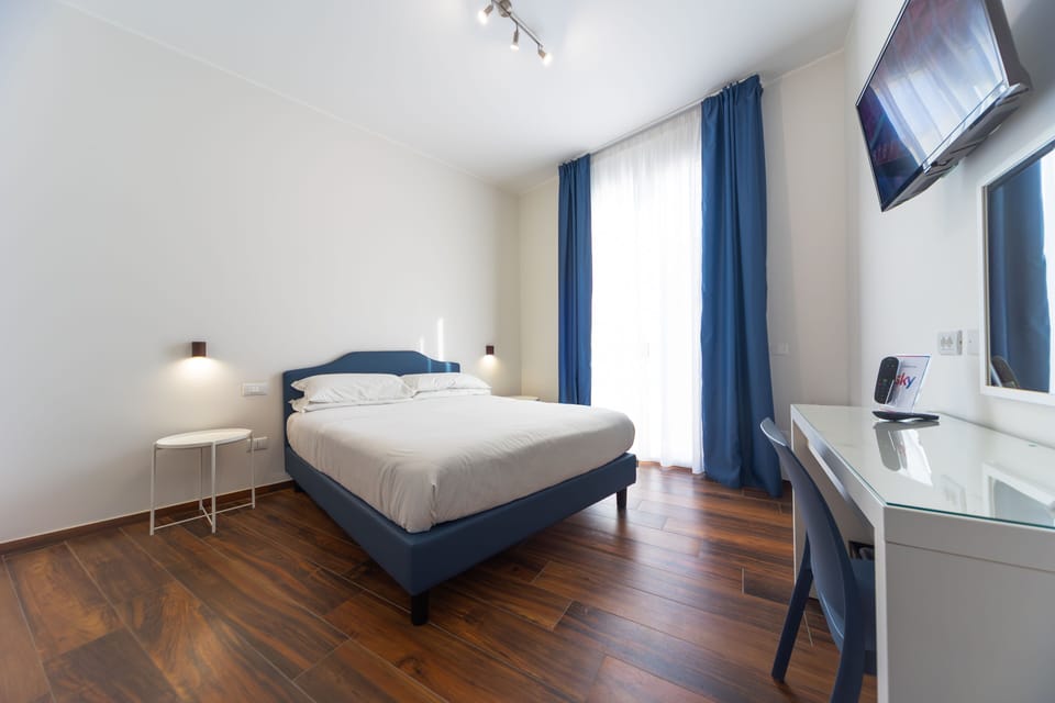 Suite | Minibar, desk, blackout drapes, soundproofing