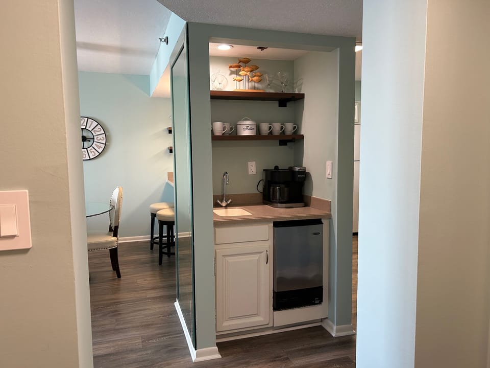 Kuerig Coffee Bar with full side coffee pot