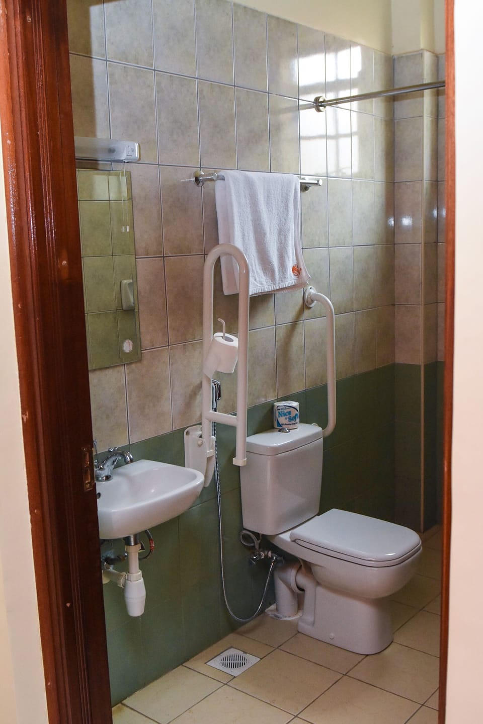 Shower, rainfall showerhead, free toiletries, slippers