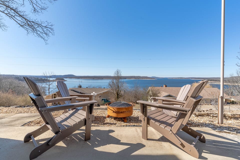 patio area w/ fire pit