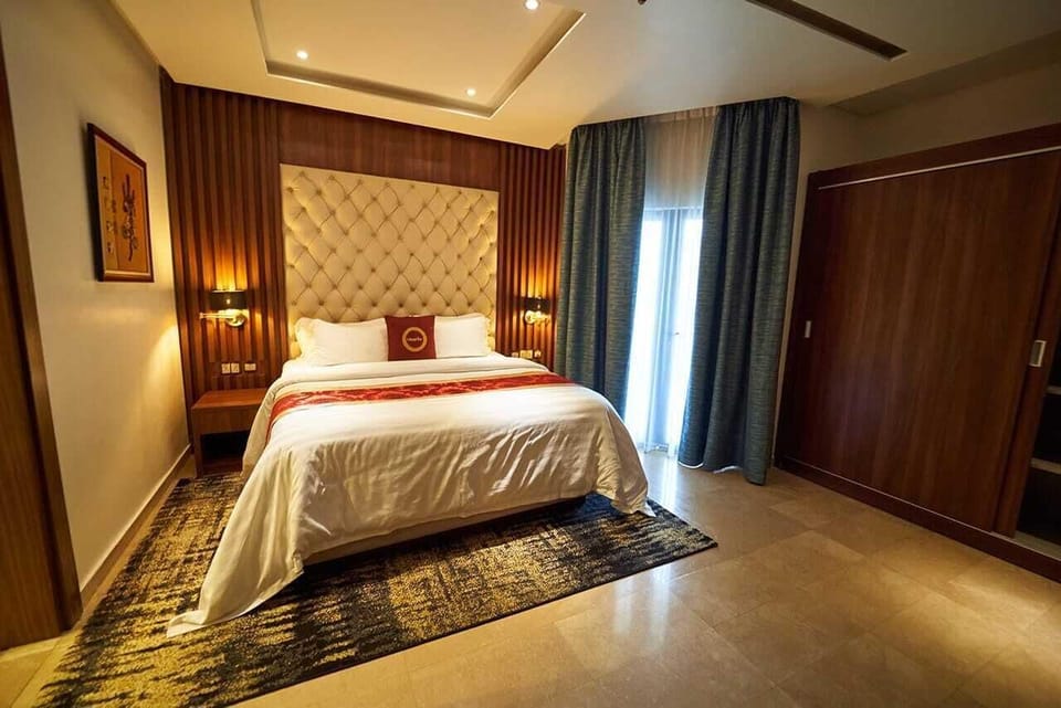 Executive Suite | Minibar, in-room safe, desk, blackout drapes