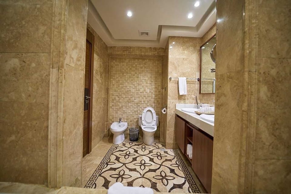 Executive Suite | Bathroom | Rainfall showerhead, free toiletries, hair dryer, slippers