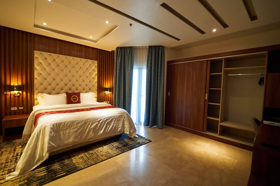 Executive Suite | Minibar, in-room safe, desk, blackout drapes