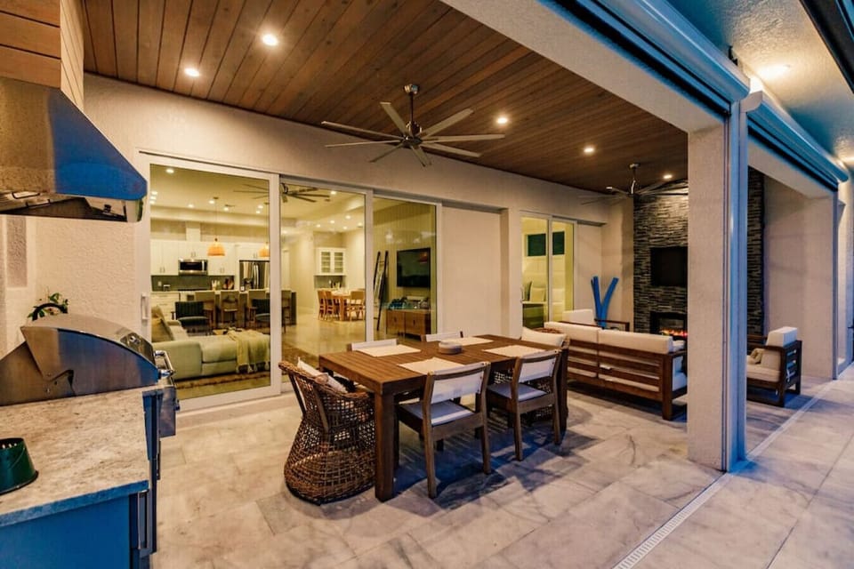 Lanai, Motorized Screens, BBQ, Outdoor Living and Dining