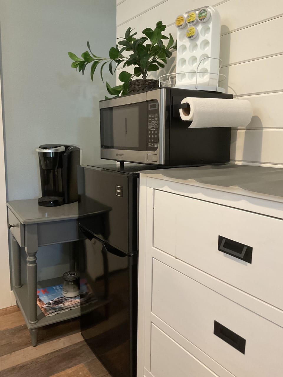 Suite Room2 Coffee Station
• Keurig Coffee Machine
• Microwave
• Mini Fridge