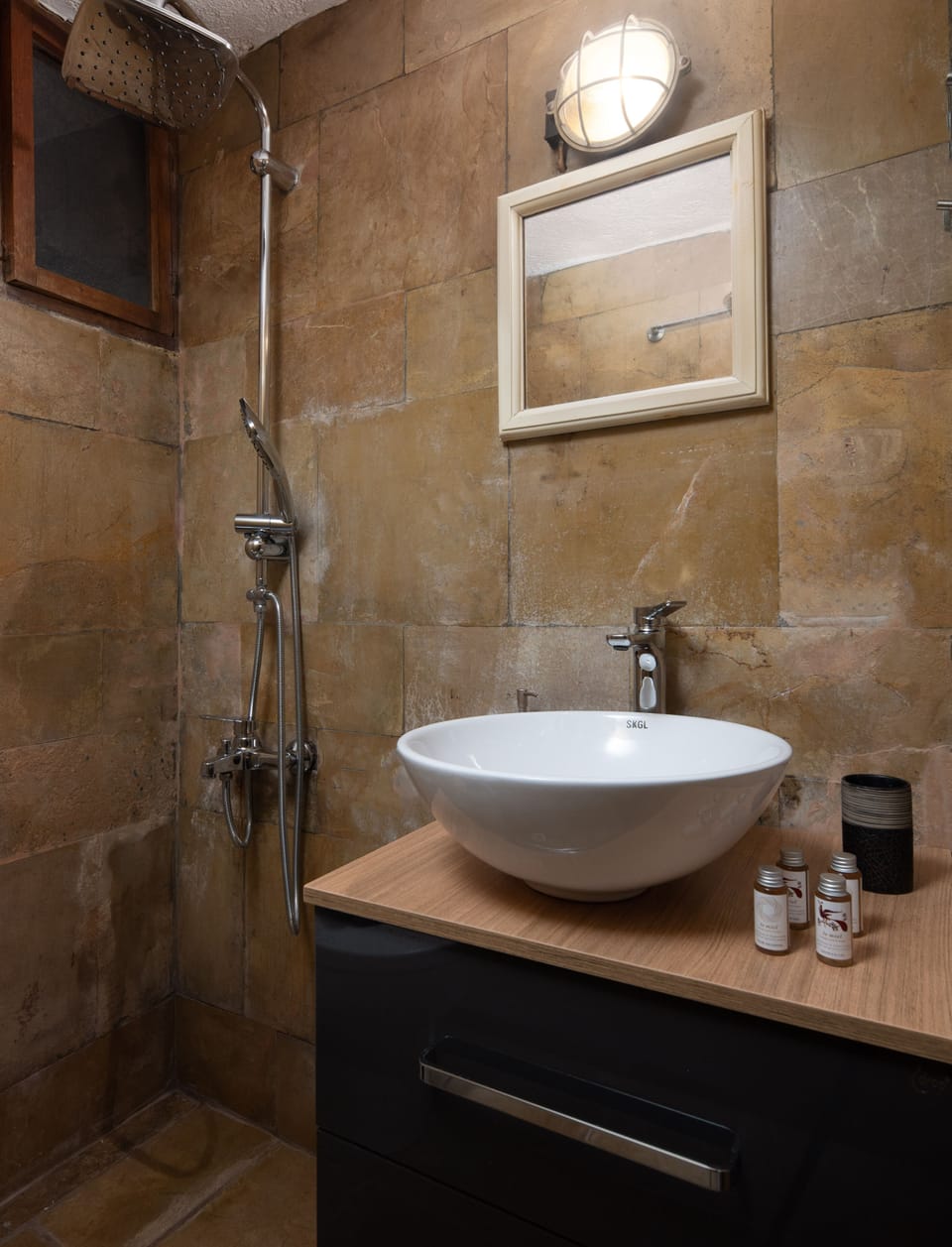 Junior Suite, Courtyard View | Bathroom | Shower, hair dryer, toilet paper