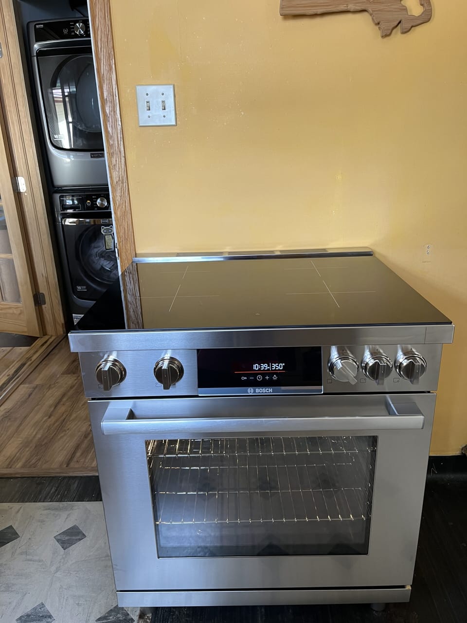 New induction stove top in 2023 and oven with pizza setting. 