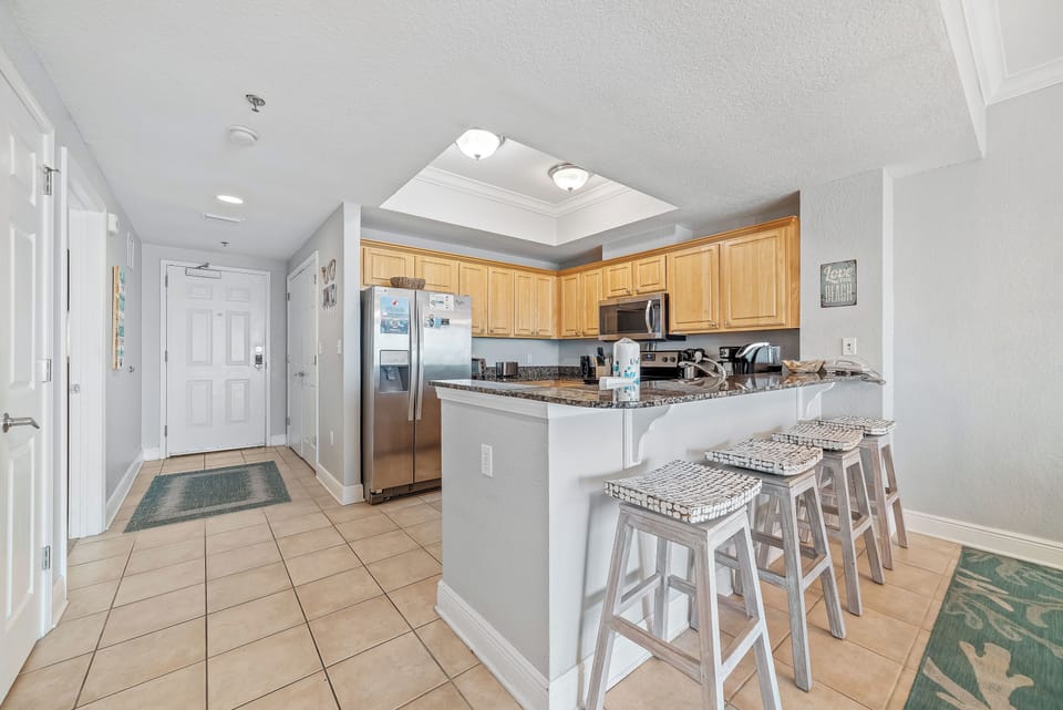 Breakfast bar and kitchen