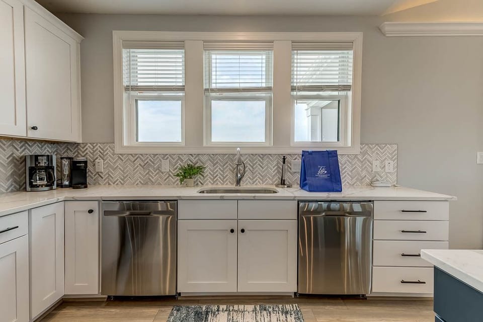 Top-Level Kitchen with Island (seats 4)