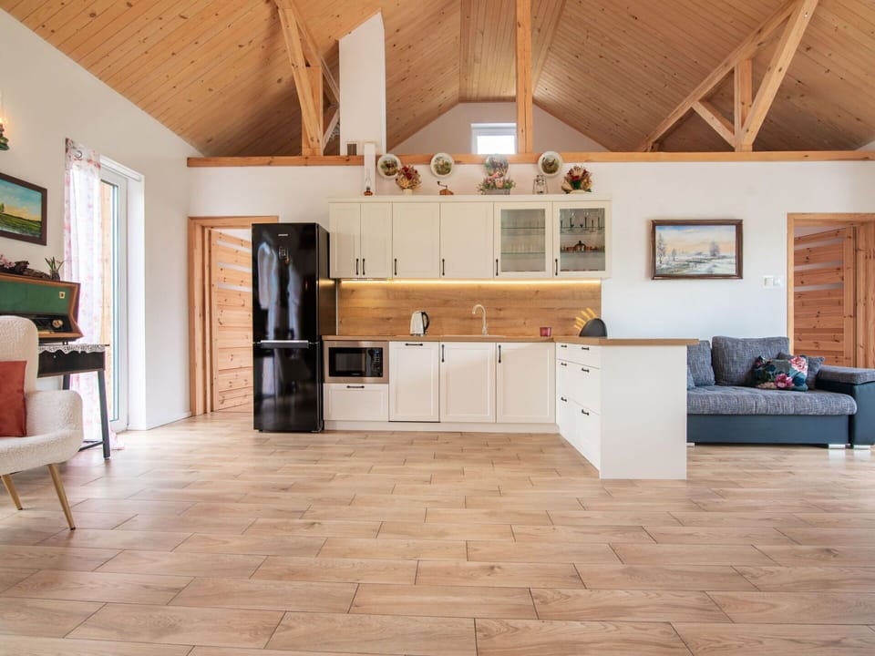 Flooring, Floor, Wood Flooring, Interior Design, Furniture, Wood, Laminate Flooring, Ceiling, Room, Lighting