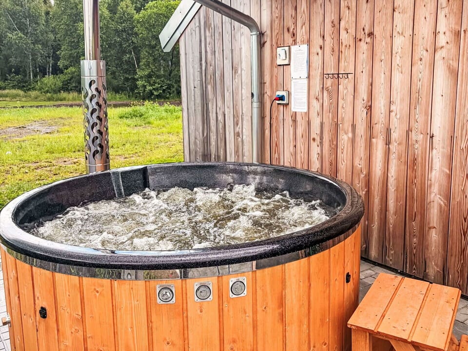 Wood, Composite Material, Hardwood, Wood Stain, Bathtub, Jacuzzi, Plumbing Fixture, Plank, Log Cabin