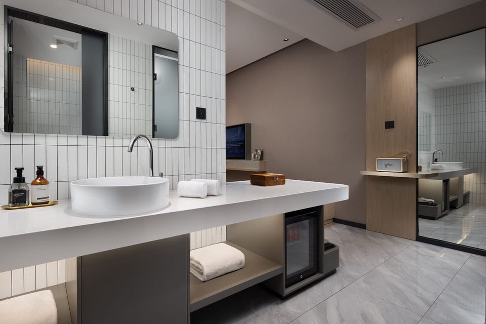 Luxury Single Room, 1 Queen Bed | Bathroom | Slippers