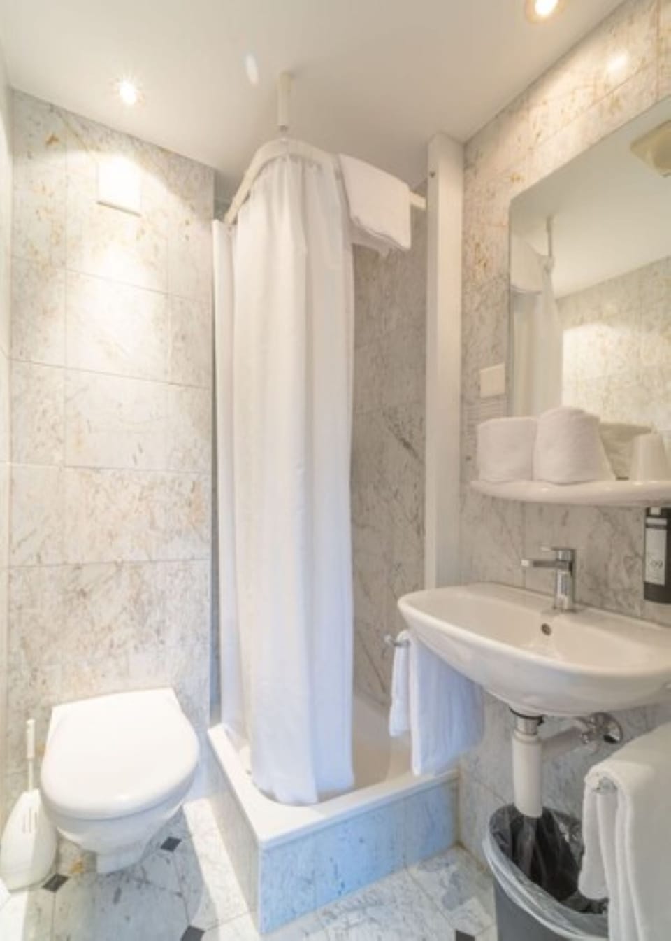 Standard Double Room | Bathroom | Towels