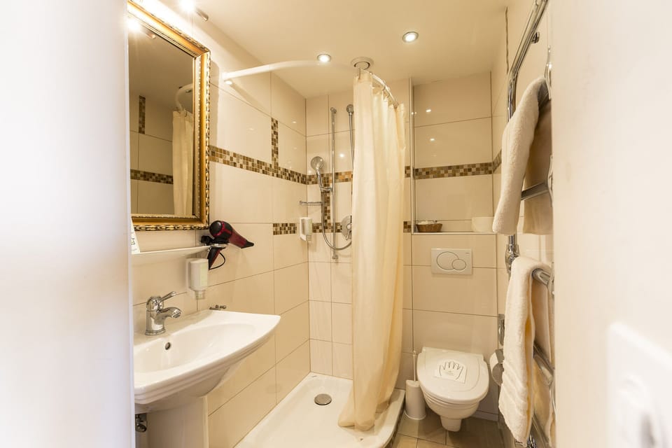 Economy Double Room | Bathroom | Hair dryer