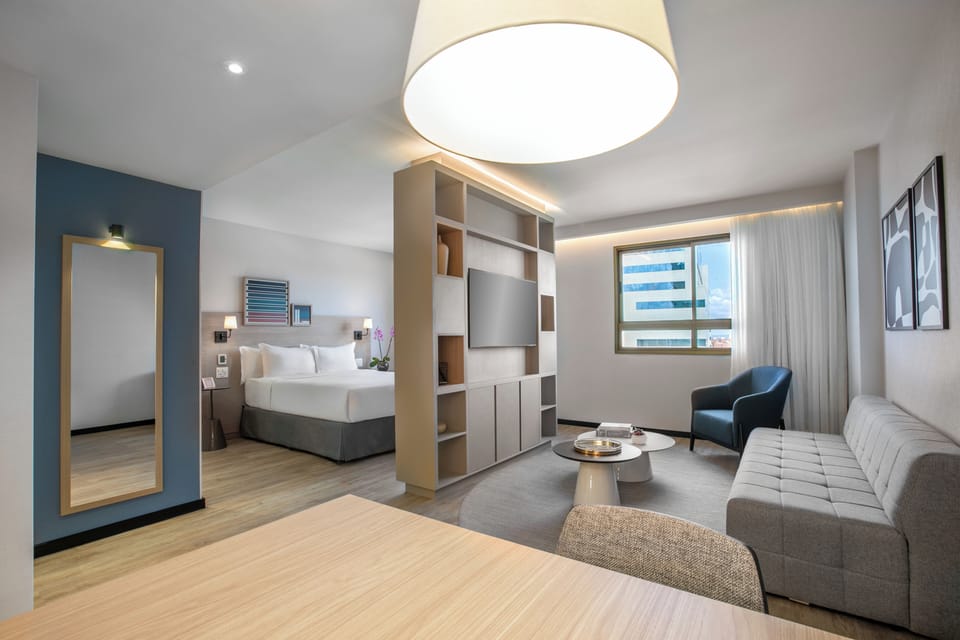 Executive Junior Suite King | Hypo-allergenic bedding, minibar, in-room safe, desk