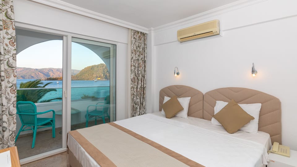 Standard Room, Sea View | Minibar, WiFi (free), bed sheets