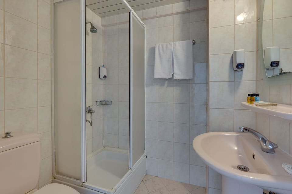Shower, hair dryer, towels, shampoo