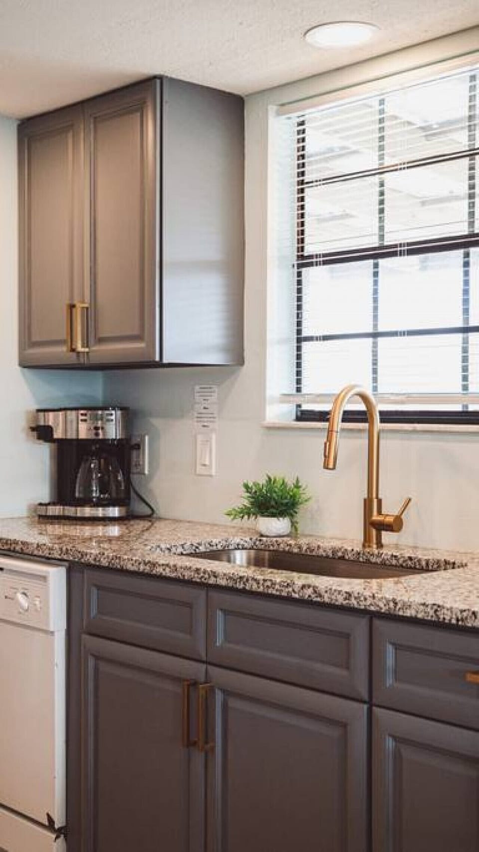 Fully Stocked Kitchen Delight: Your Culinary Playground Awaits with a Kitchen Ready for Every Chef`s Dream