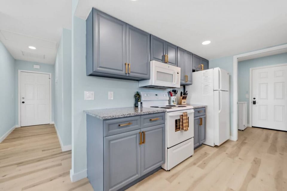Culinary Delight: Unleash Your Inner Chef in Our Fully Equipped and Stylish Kitchen