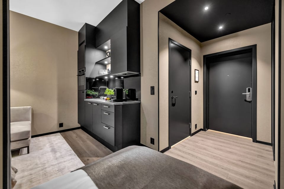 Studio | Living area | 40-inch flat-screen TV with satellite channels, TV, streaming services