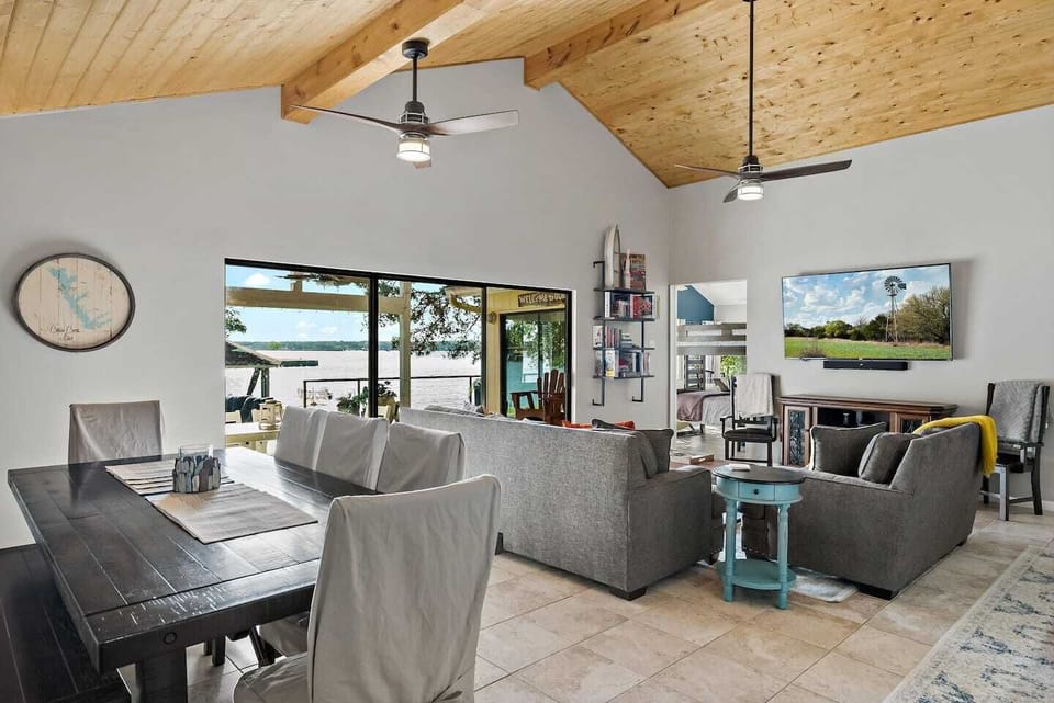 'Perfect house, location and comfortable for our group of 10.  Owners are awesome and very kind.  Very clean and has everything you need for a great lake weekend' 
 -Airbnb Past Guest
