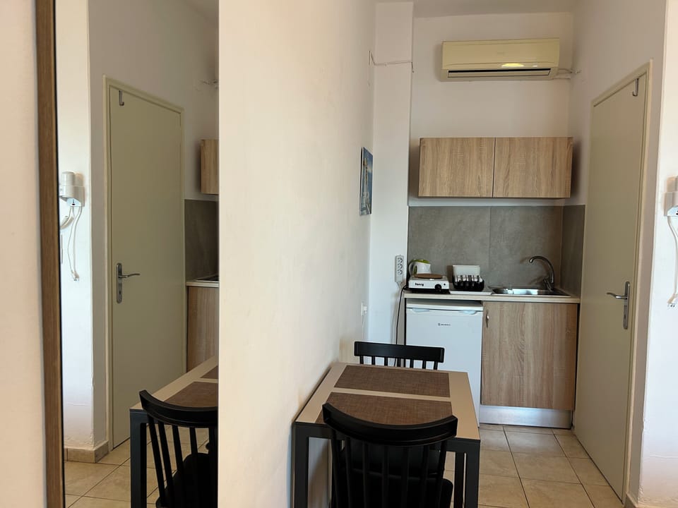 Economy Studio | Desk, WiFi (free), bed sheets
