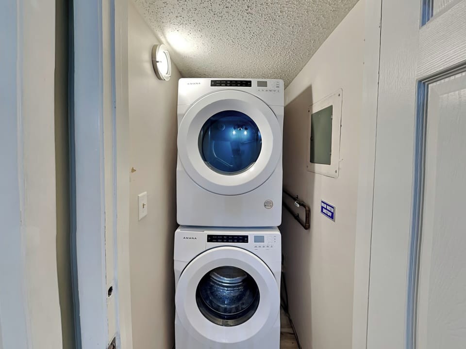 Laundry Closet - Washer and Dryer