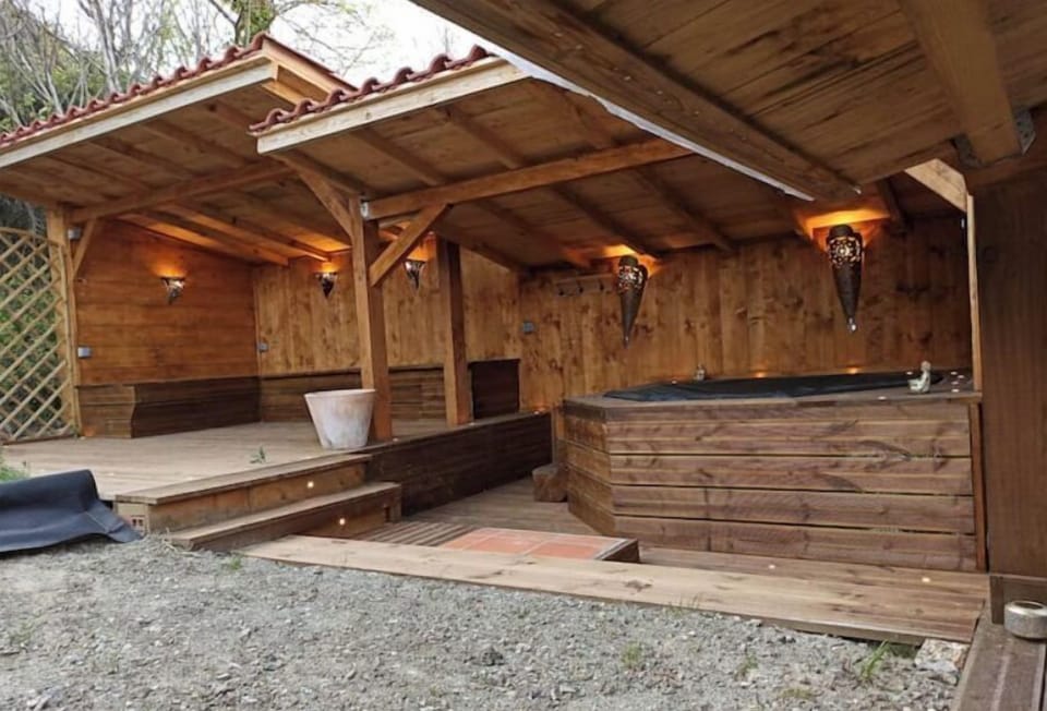 Outdoor spa tub
