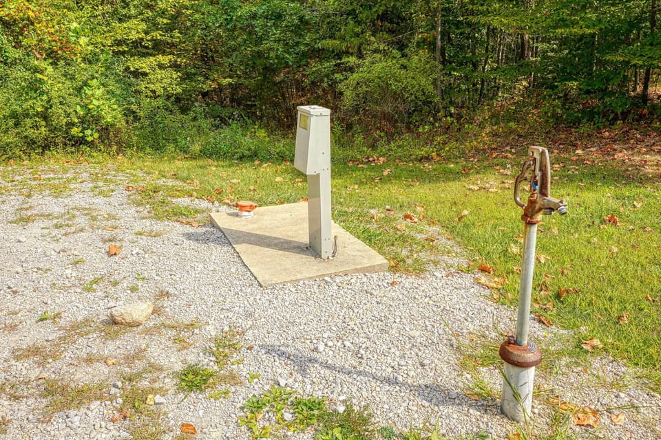 RV Site 4: 30/50 amp + water hookup