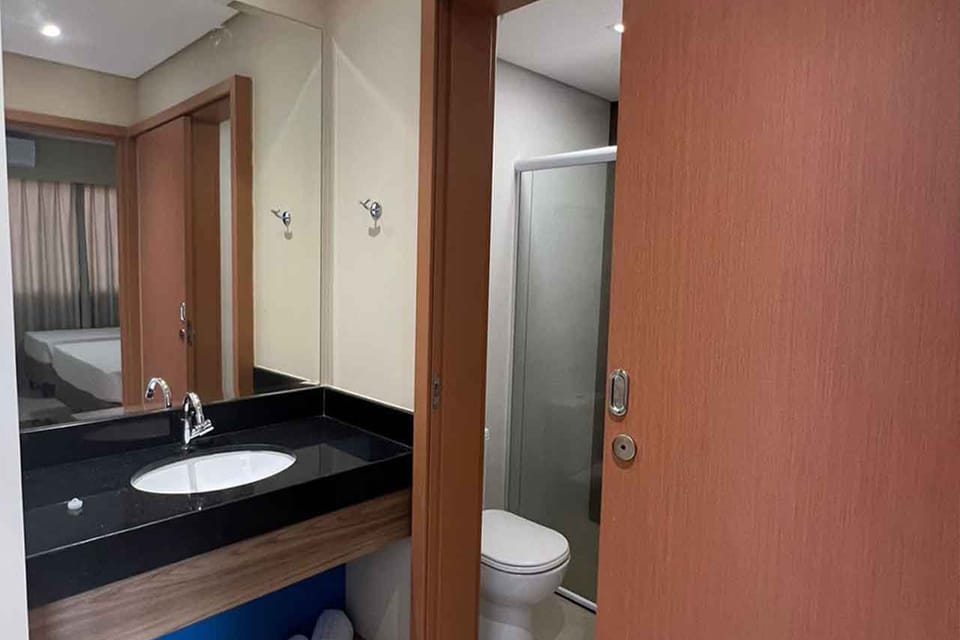 Luxo I | Bathroom | Shower, hair dryer, towels