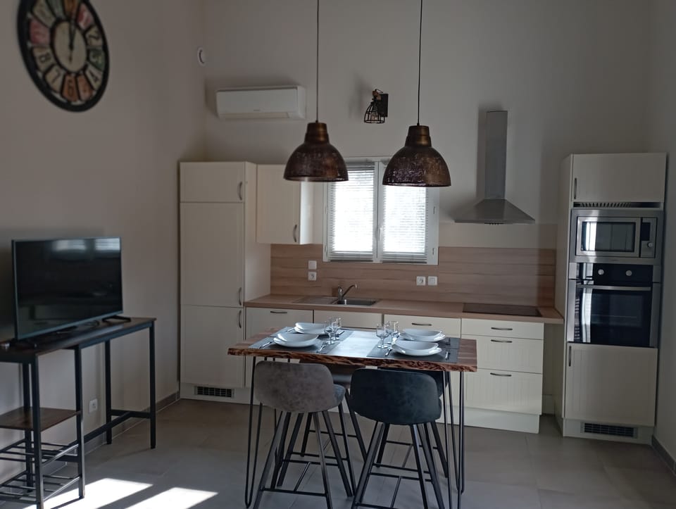 House, 2 Bedrooms, Pool Access, Garden Area (Gîte Le Néflier) | Living area