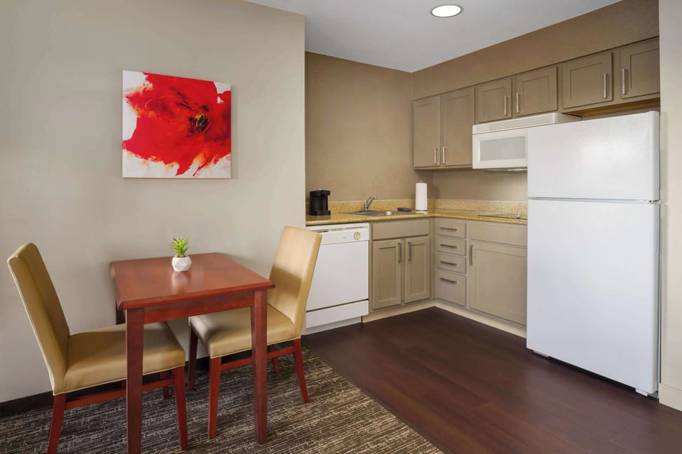 Coffee/tea maker, full-size fridge, microwave, stovetop