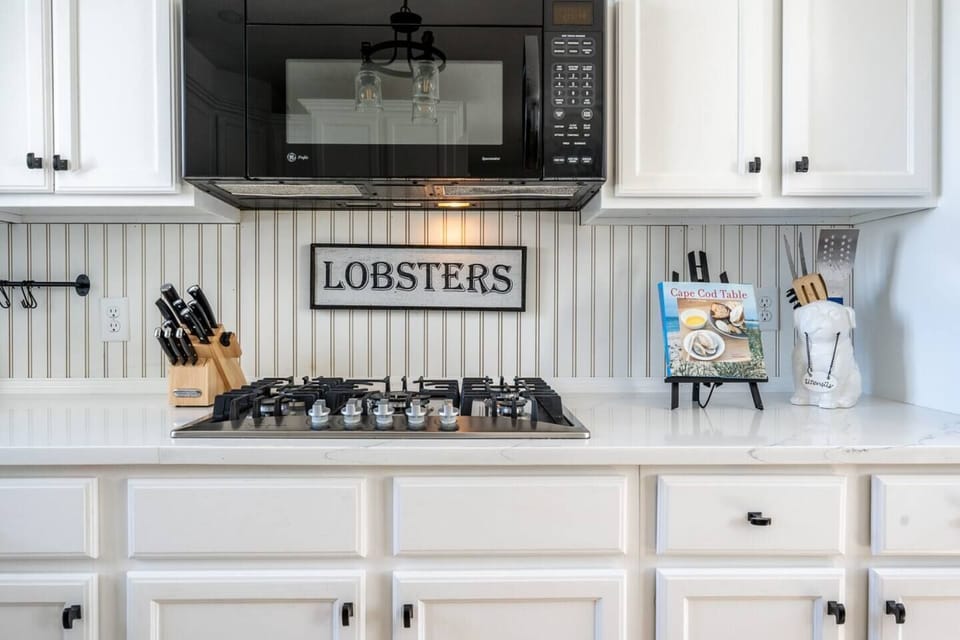The kitchen is equipped with a gas stove for precise cooking and a microwave for quick and convenient meal preparation.