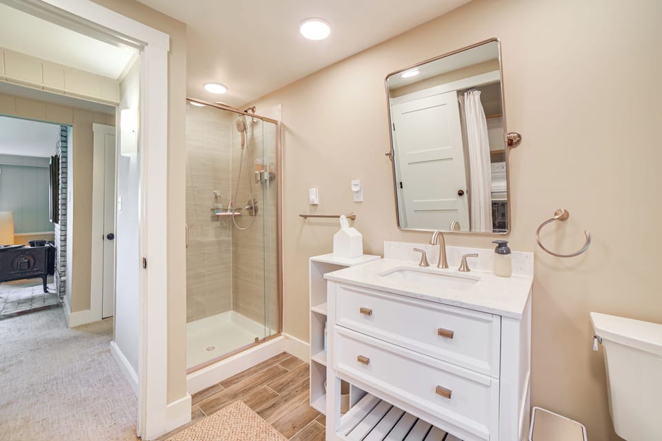 Full Bathroom | Complimentary Toiletries