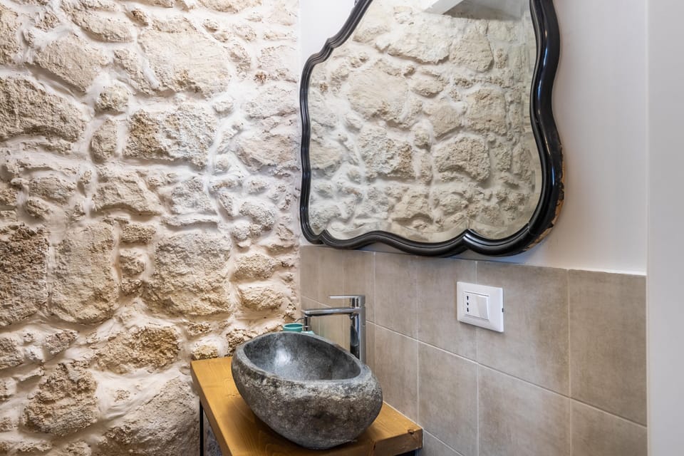 Double Room, 1 Bedroom, Non Smoking | Bathroom | Free toiletries, hair dryer