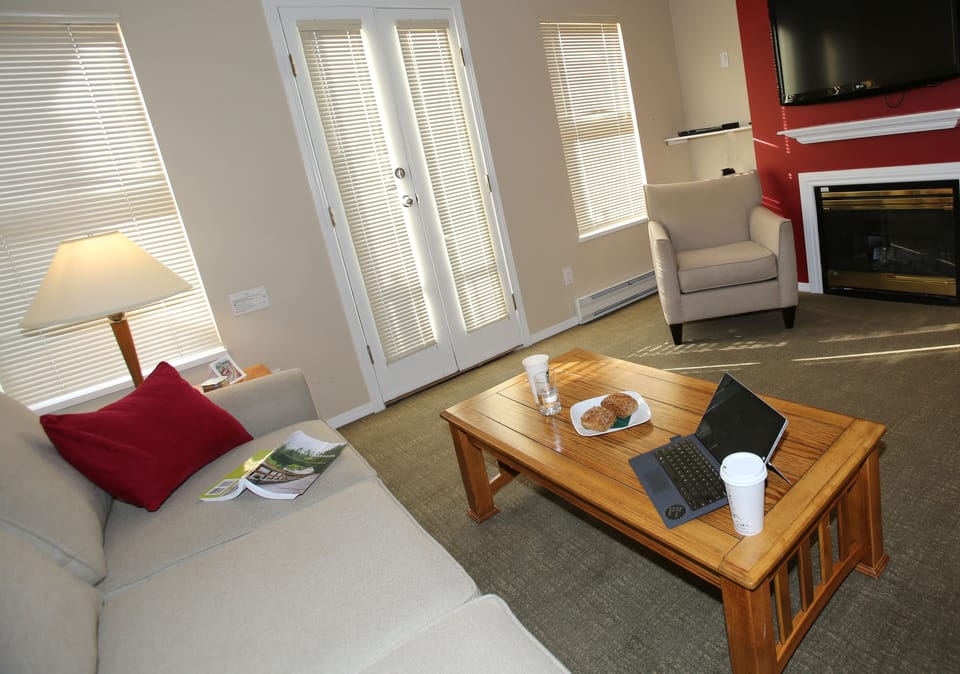One Bedroom Park | Iron/ironing board, cribs (free), WiFi (free), bed sheets