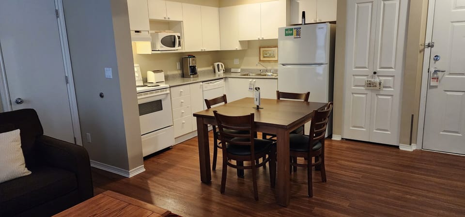 Full-size fridge, microwave, oven, stovetop