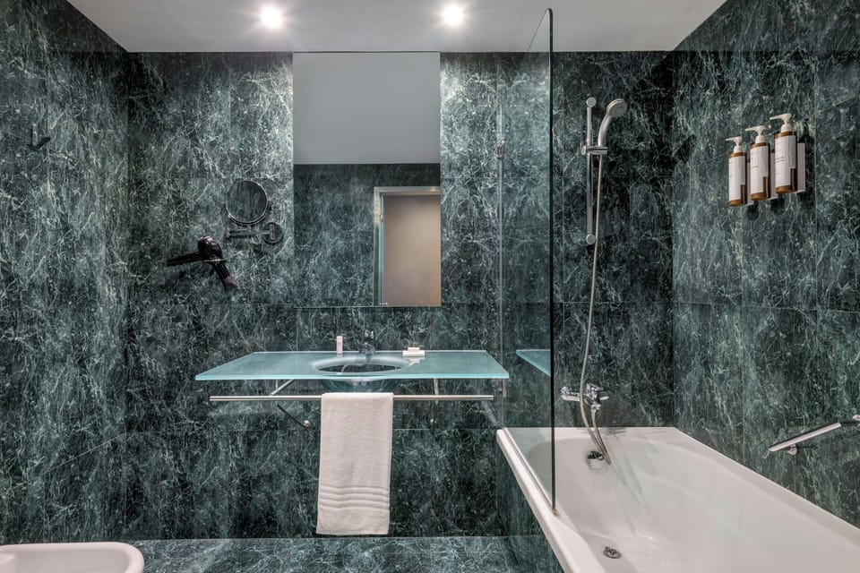 Combined shower/tub, designer toiletries, hair dryer, towels