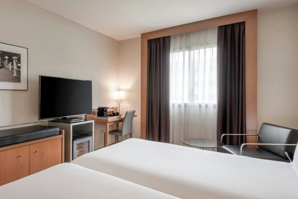 Standard Room, 2 Twin Beds | Minibar, in-room safe, desk, blackout drapes