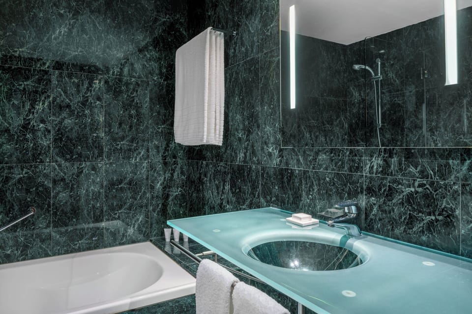 Combined shower/tub, free toiletries, hair dryer, bidet