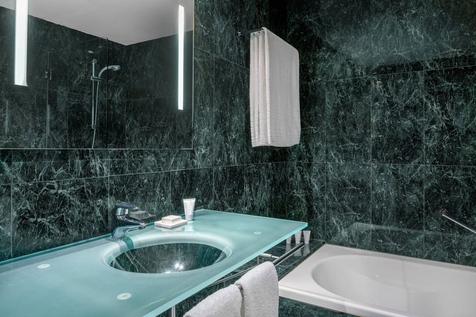 Combined shower/tub, free toiletries, hair dryer, bidet