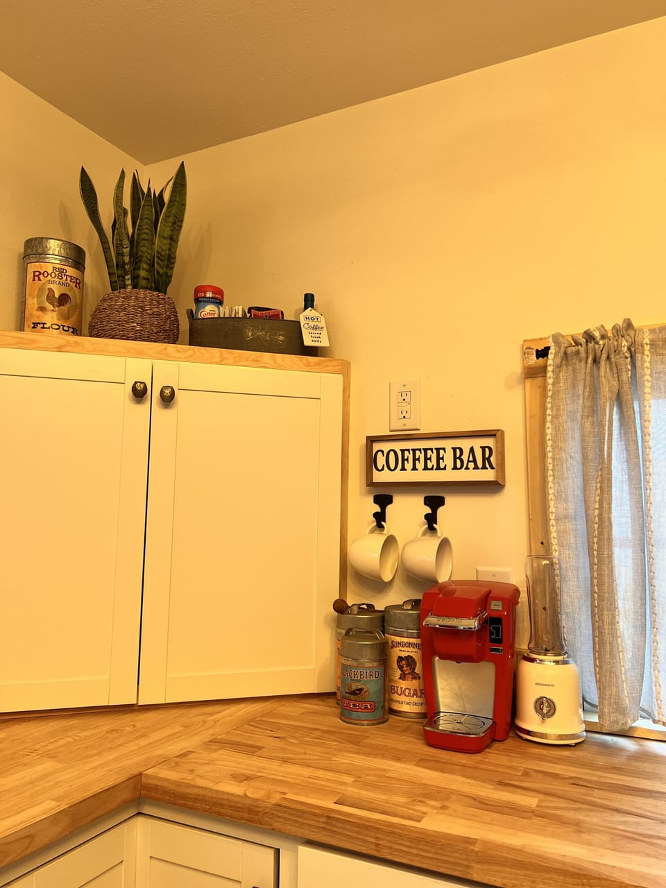 Coffee/tea bar with Montana coffee. 