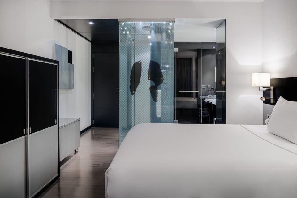 Standard Room, 1 Queen Bed | Minibar, in-room safe, desk, blackout drapes