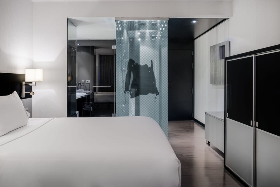 Standard Room, 1 King Bed | Minibar, in-room safe, desk, blackout drapes