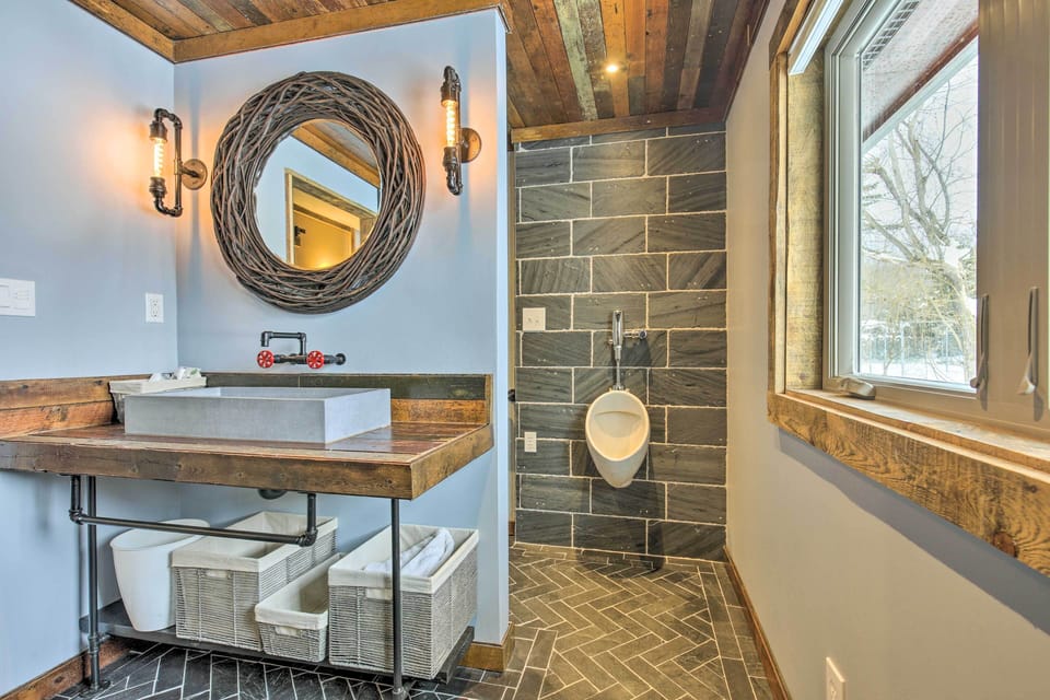Full Bathroom | Towels Provided | Complimentary Toiletries