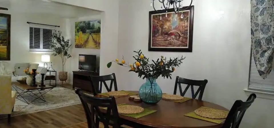 Enjoy eating in rustic style!