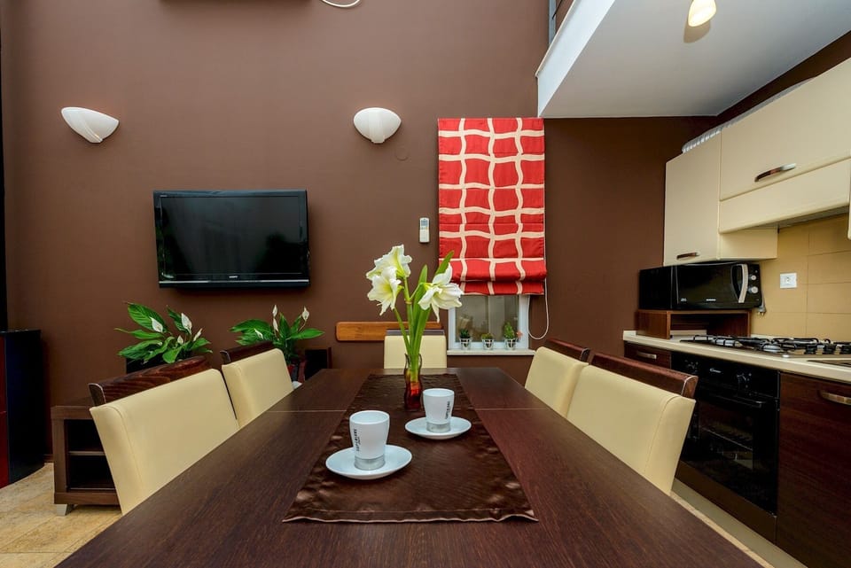 Villa (2 Bedrooms) | In-room dining