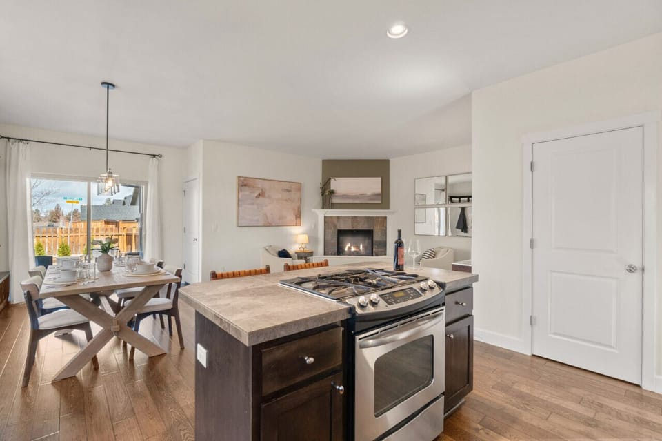 A four burner gas stove right by the dining table make cooking in this chef’s kitchen a breeze.