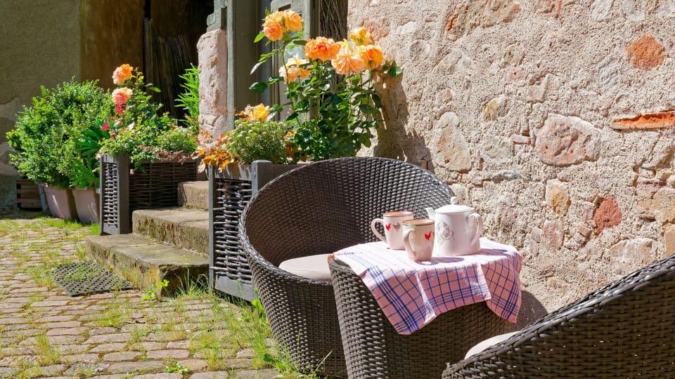 In front of the house, a small space with garden armchairs and a coffee table allows you to sit outside.